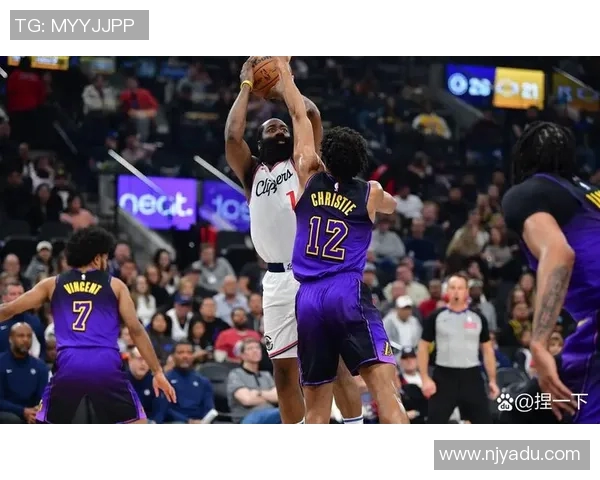 2013年湖人与火箭对决回顾:经典比赛瞬间与球星表现分析 2013年湖人与火箭对决回顾:经典比赛瞬间与球星表现分析