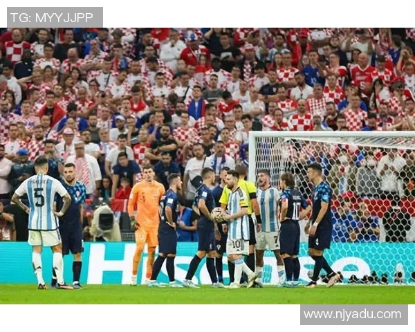 莱万回归老东家破门拜仁球迷怒斥其忘恩负义情绪高涨