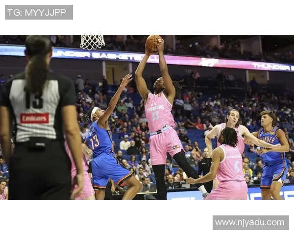 新西兰破坏者与雷霆的激烈对决展现篮球魅力与团队精神 新西兰破坏者与雷霆的激烈对决展现篮球魅力与团队精神